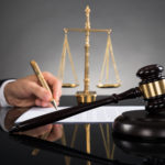 Adwokat to obrońca, którego zadaniem jest konsulting pomocy prawnej.